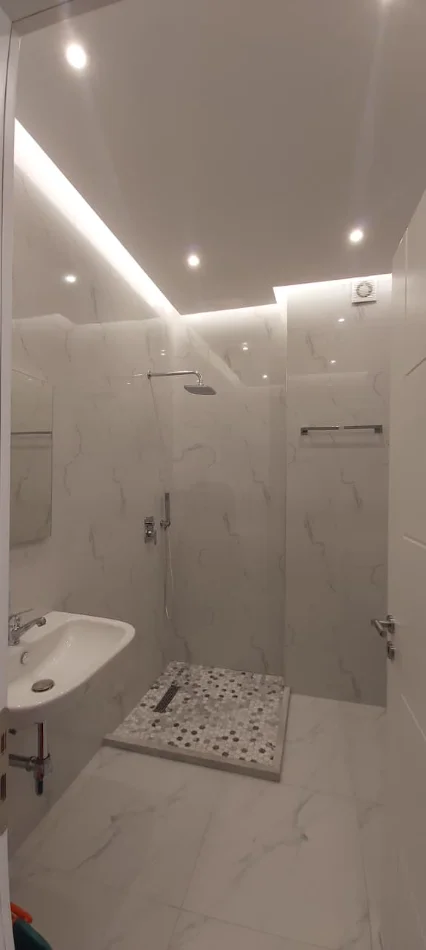 Tirane, jepet me qera apartament 1+1 Kati 10, 650 € (Ish Fusha e Aviacionit)