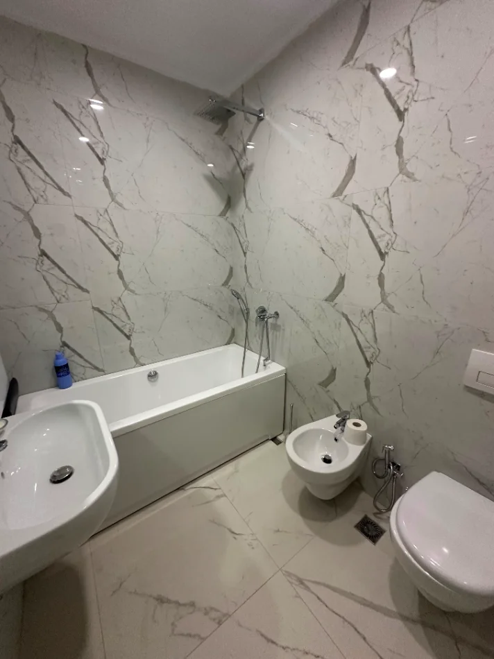 Tirane, jepet me qera apartament 2+1 Kati 4, 111 m² 999 €