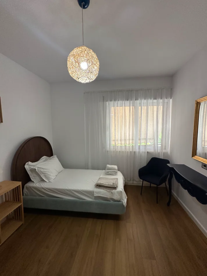 Tirane, jepet me qera apartament 2+1 Kati 4, 111 m² 999 €