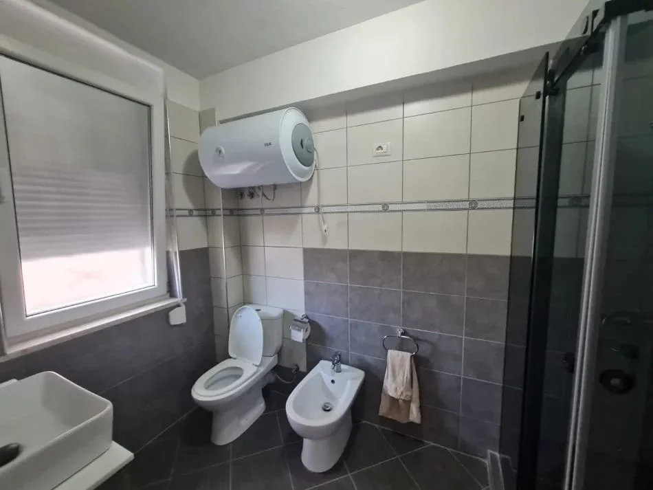 Tirane, jepet me qera apartament 2+1 Kati 2, 127 m² 830 € (Kopshti Botanik)
