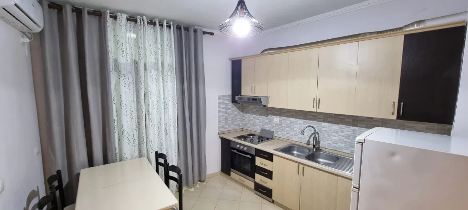 Tirane, jepet me qera apartament 1+1+Ballkon Kati 4, 70 m² 400 € (ASTIR)