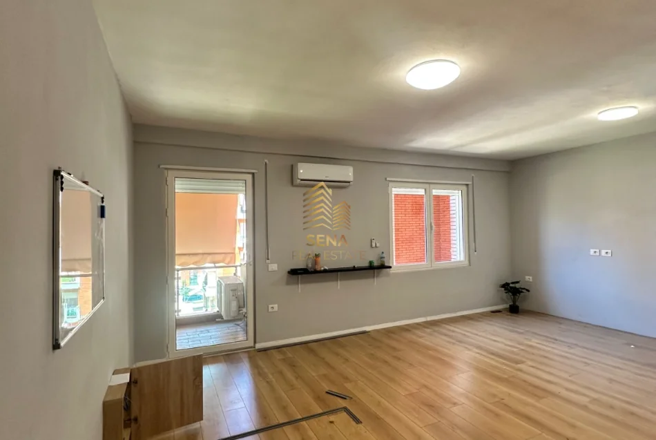 Tirane, jepet me qera ambjent biznesi Kati 3, 104 m² 550 € (Astir)