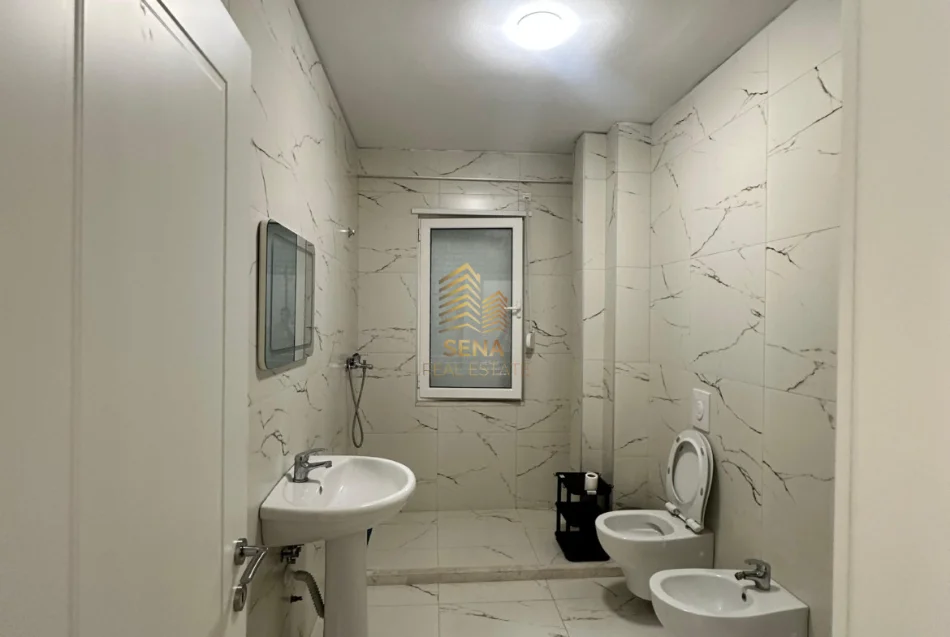 Tirane, jepet me qera ambjent biznesi Kati 3, 104 m² 550 € (Astir)