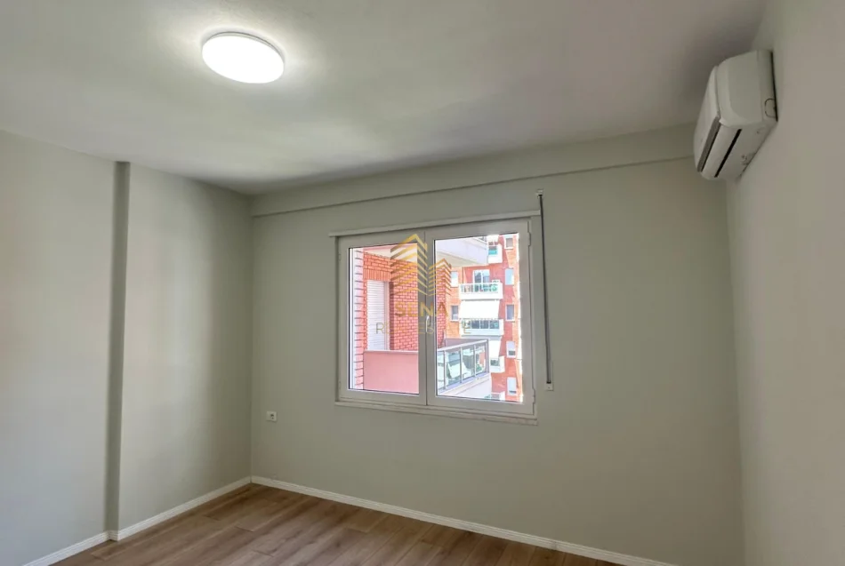 Tirane, jepet me qera ambjent biznesi Kati 3, 104 m² 550 € (Astir)