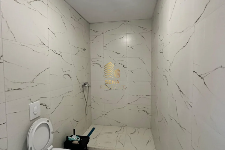 Tirane, jepet me qera ambjent biznesi Kati 3, 104 m² 550 € (Astir)