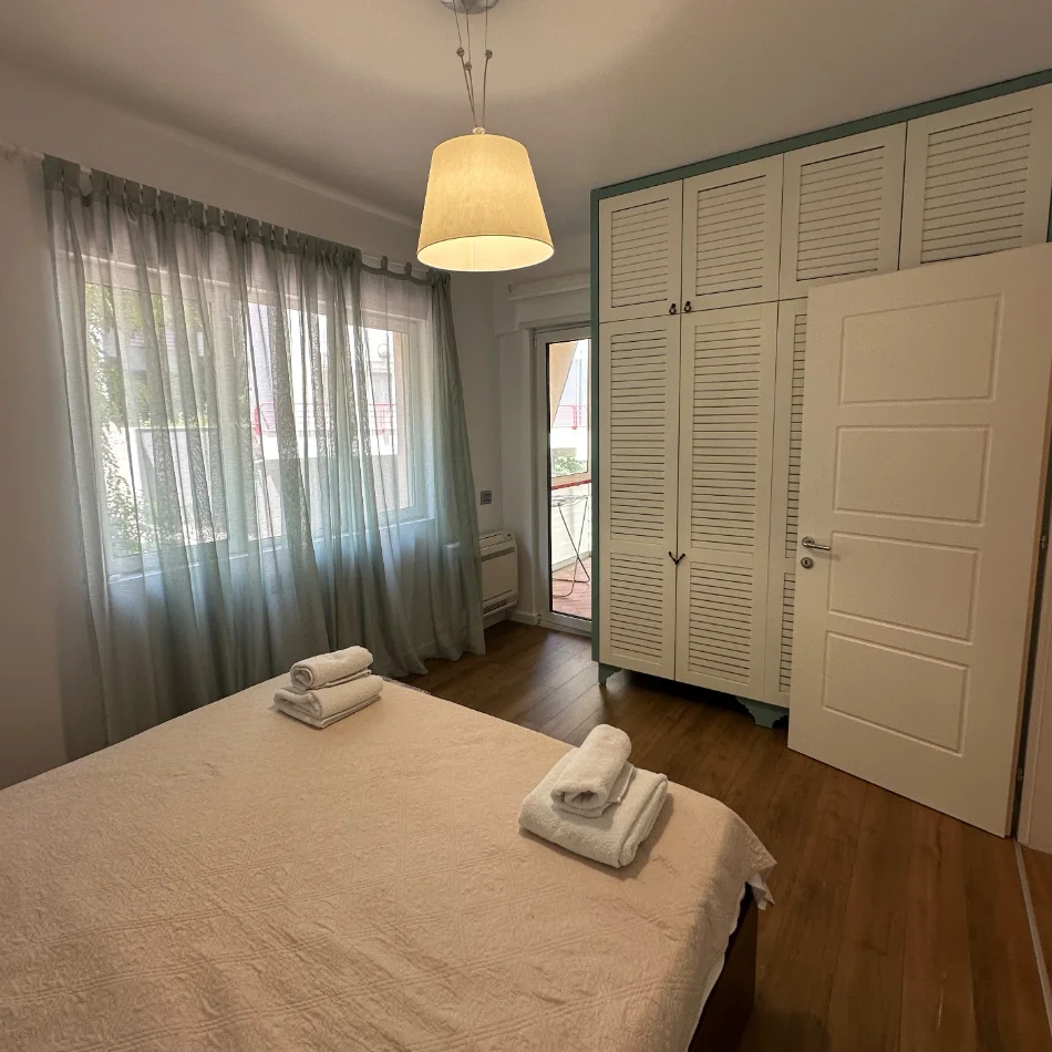Tirane, jepet me qera apartament 2+1+Ballkon , 111 m² 1.000 € (liqeni i thate)