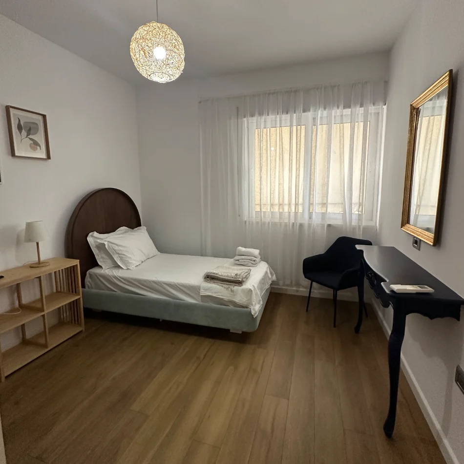 Tirane, jepet me qera apartament 2+1+Ballkon , 111 m² 1.000 € (liqeni i thate)