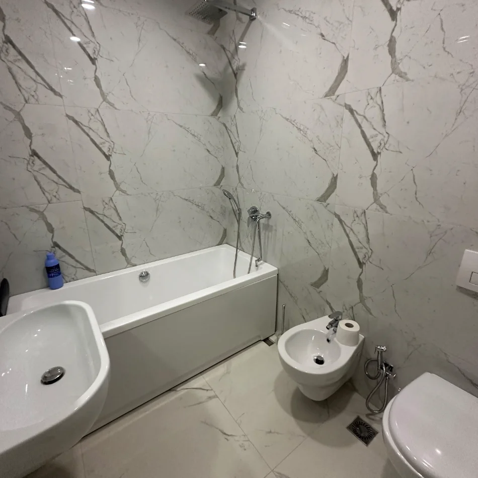 Tirane, jepet me qera apartament 2+1+Ballkon , 111 m² 1.000 € (liqeni i thate)