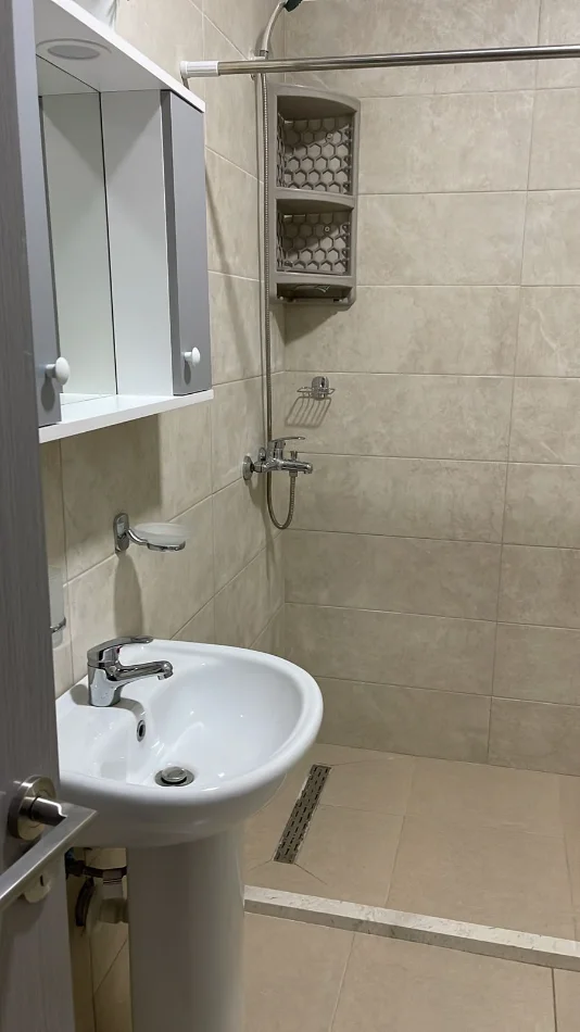 Tirane, jepet me qera apartament 2+1+Ballkon Kati 5, 100 m² 550 € (5 Maji)