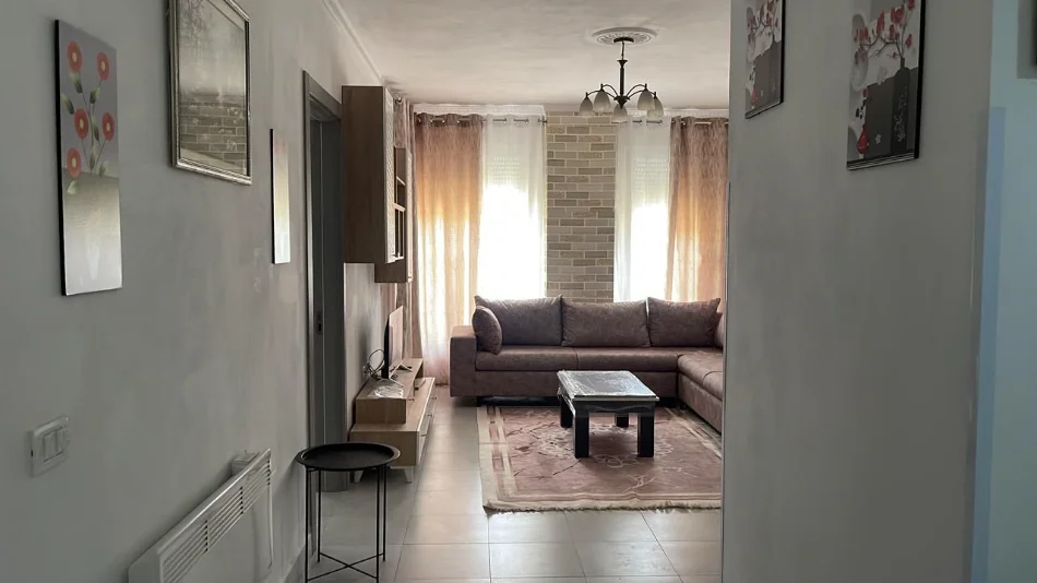Tirane, jepet me qera apartament 2+1+Ballkon Kati 1, 100 m² 550 € (5 Maji)