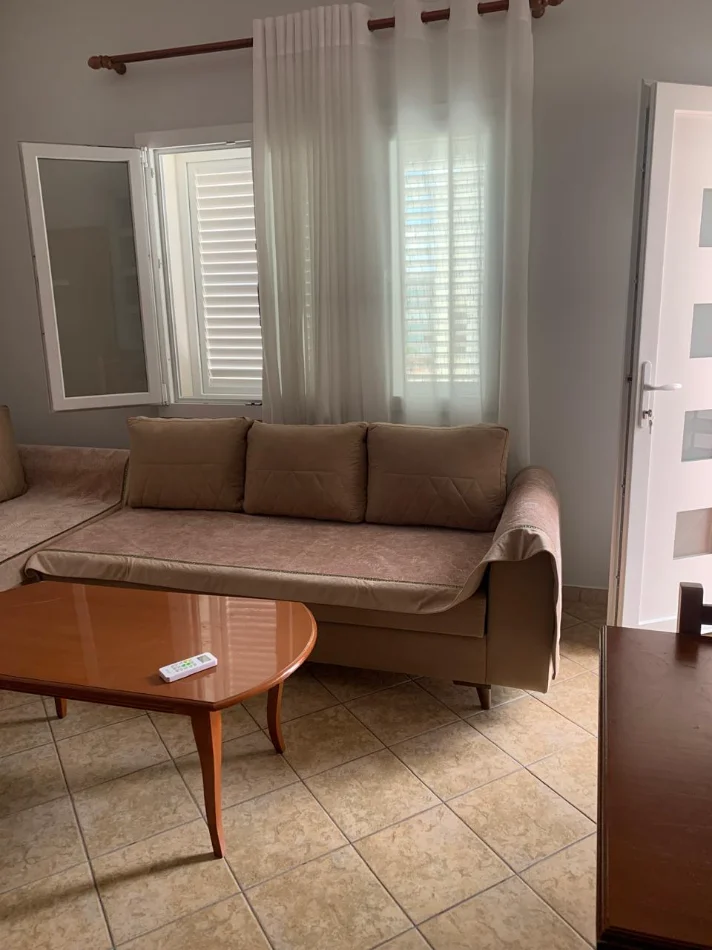 Tirane, jepet me qera shtepi 1+1+Ballkon Kati 2, 40 m² 350 € (Jordan Misja)