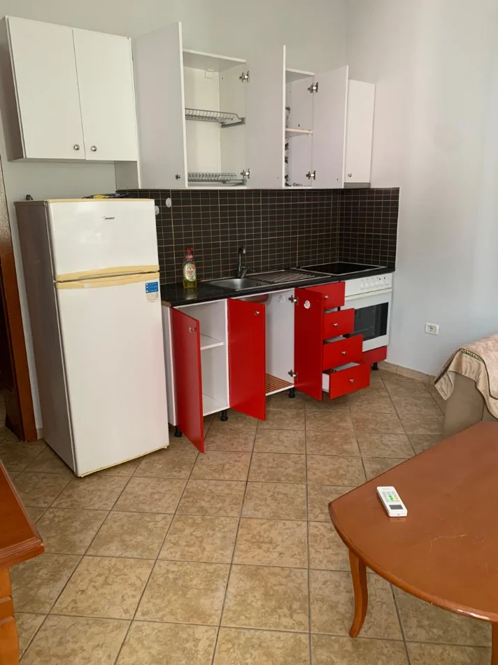 Tirane, jepet me qera shtepi 1+1+Ballkon Kati 2, 40 m² 350 € (Jordan Misja)
