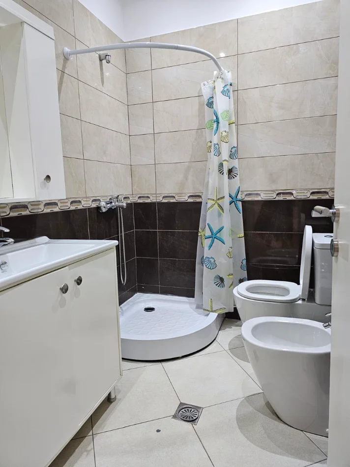Tirane, jepet me qera apartament 2+1+Ballkon Kati 3, 120 m² 900 € (Kopshti Zoologjik)