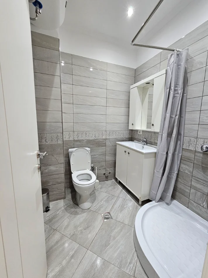 Tirane, jepet me qera apartament 2+1+Ballkon Kati 3, 120 m² 900 € (Kopshti Zoologjik)