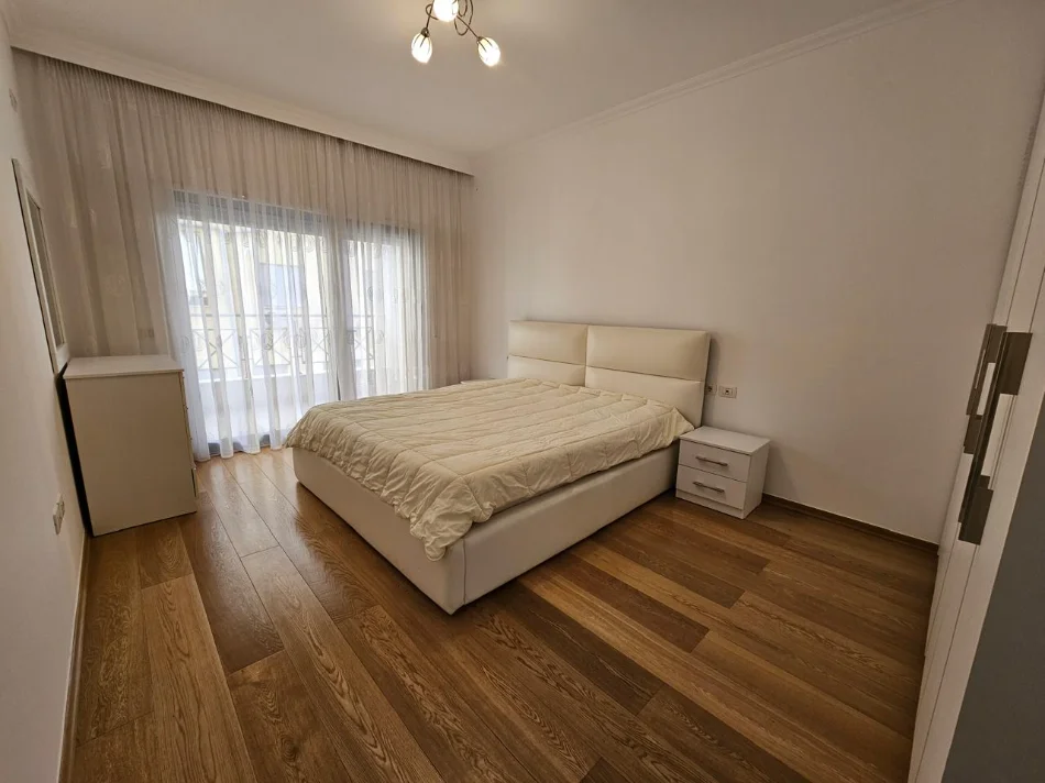 Tirane, jepet me qera apartament 2+1+Ballkon Kati 3, 120 m² 900 € (Kopshti Zoologjik)
