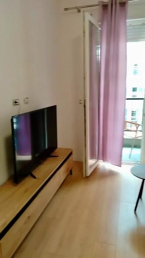 Tirane, jepet me qera apartament 1+1+Ballkon Kati 3, 400 € (Univers City)