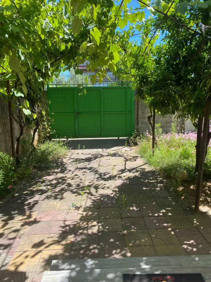 Tirane, jepet me qera shtepi 1+1 Kati 0, 50 m² 180 € (Rruga Azem Galica)