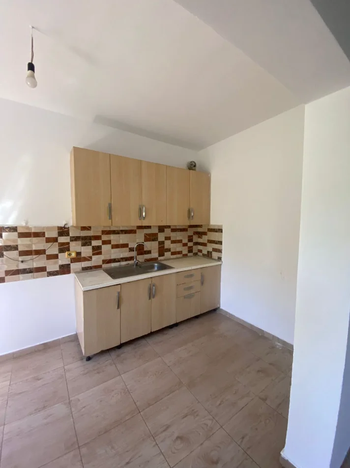 Tirane, jepet me qera shtepi 1+1 Kati 0, 50 m² 180 € (Rruga Azem Galica)