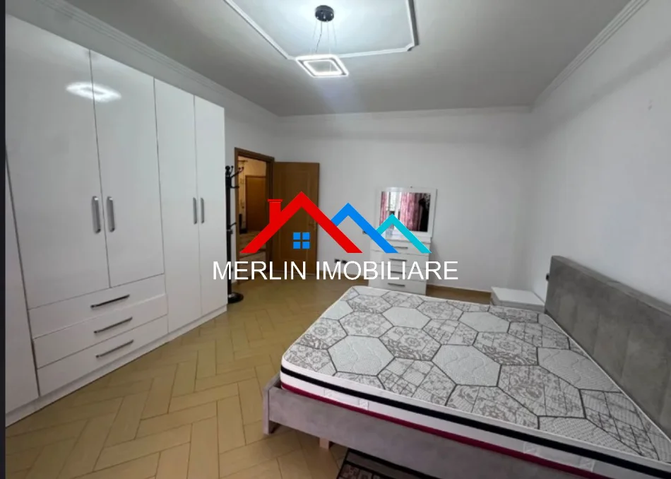 Tirane, jepet me qera apartament 2+1+Ballkon Kati 3, 140 m² 420 € (RRUGA ALEKSANDER MOISIU,KINOSTUDIO)