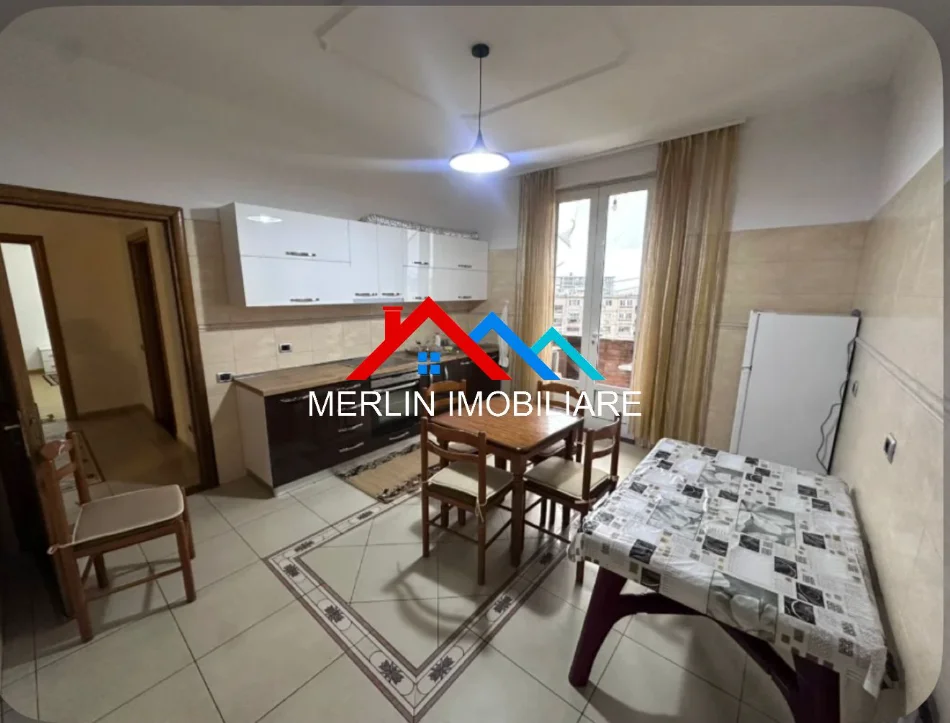 Tirane, jepet me qera apartament 2+1+Ballkon Kati 3, 140 m² 420 € (RRUGA ALEKSANDER MOISIU,KINOSTUDIO)