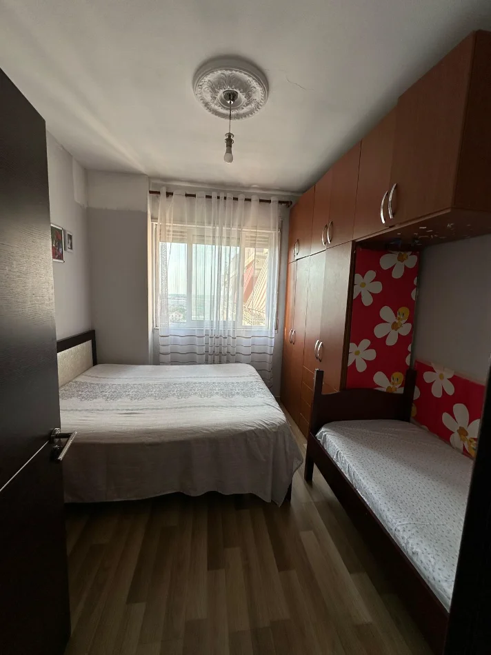 Tirane, shitet apartament 1+1+Ballkon Kati 7, 82.000 € (Rruga Berisha, Pranë qendrës së Kamzës)