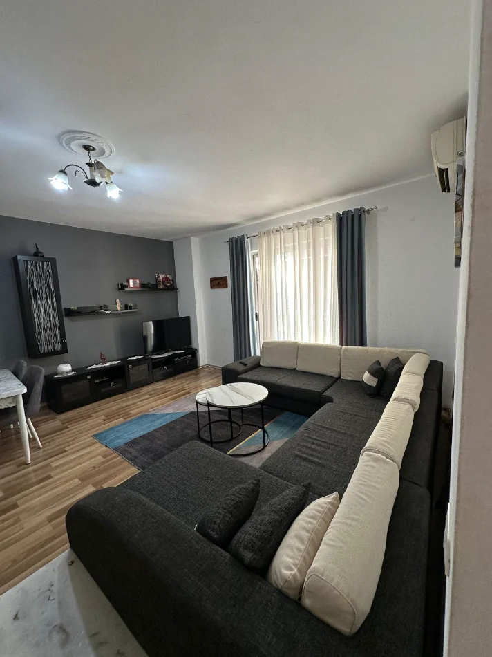 Tirane, shitet apartament 1+1+Ballkon Kati 7, 82.000 € (Rruga Berisha, Pranë qendrës së Kamzës)
