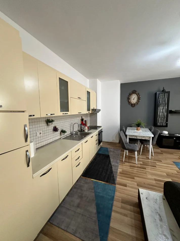 Tirane, shitet apartament 1+1+Ballkon Kati 7, 82.000 € (Rruga Berisha, Pranë qendrës së Kamzës)