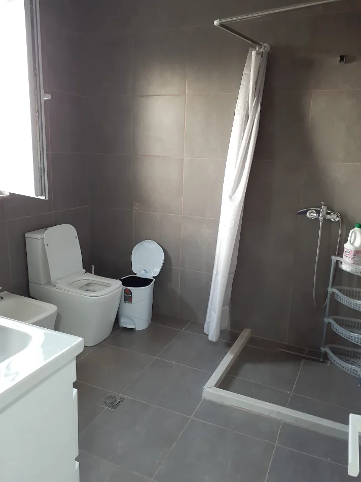 Tirane, jepet me qera apartament 3+1 Kati 3, 115 m² 550 € (vilat gjermane)