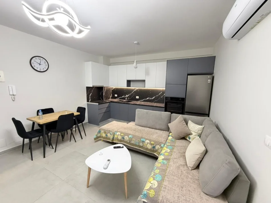 Tirane, jepet me qera apartament 2+1 Kati 2, 85 m² 900 € (Hotel Colosseo)