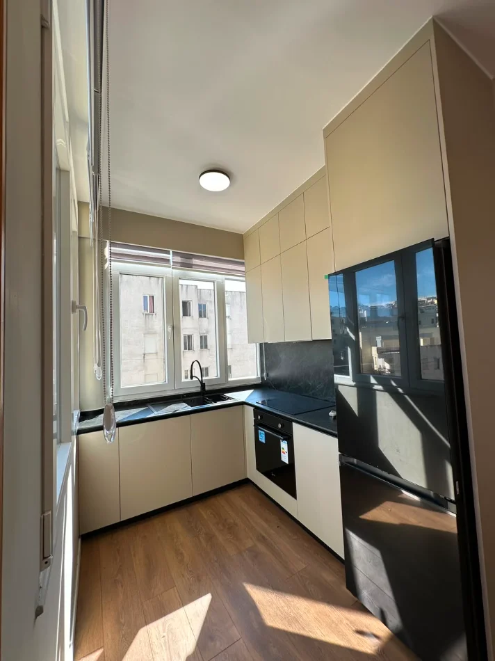 Tirane, jepet me qera apartament 2+1+Ballkon Kati 5, 93 m² 900 € (Kopshti Zoologjik)