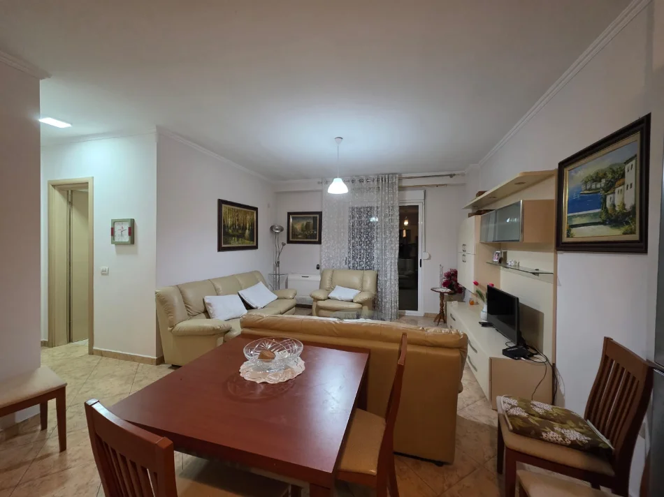 Tirane, jepet me qera apartament 1+1+Aneks+Ballkon Kati 4, 67 m² 500 € (komuna e parisit)