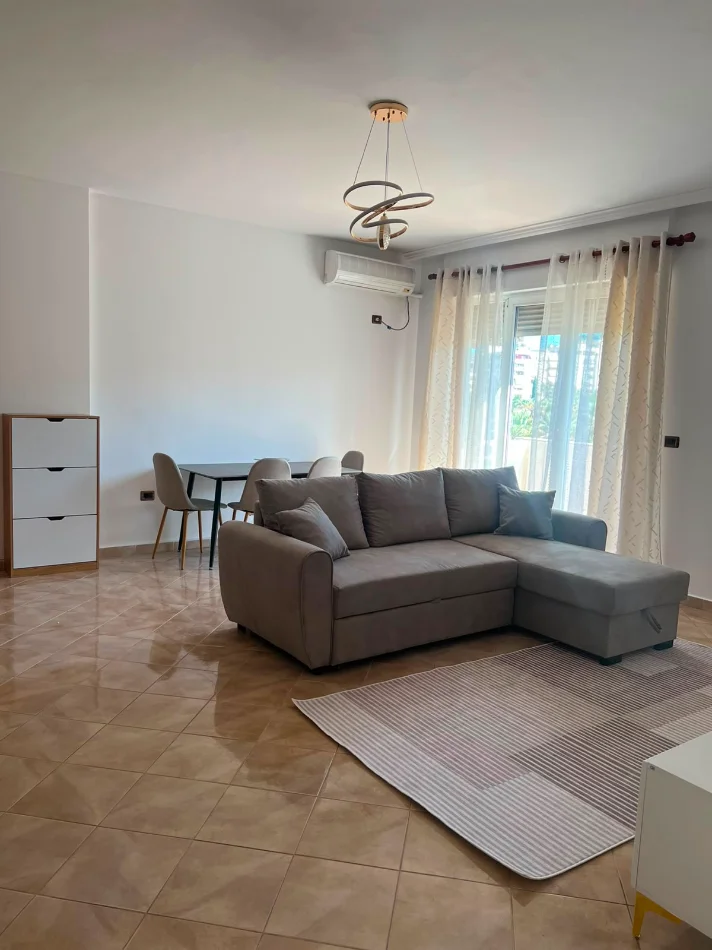 Tirane, jepet me qera apartament 1+1+Ballkon Kati 5, 75 m² 600 € (Komuna e Parisit)