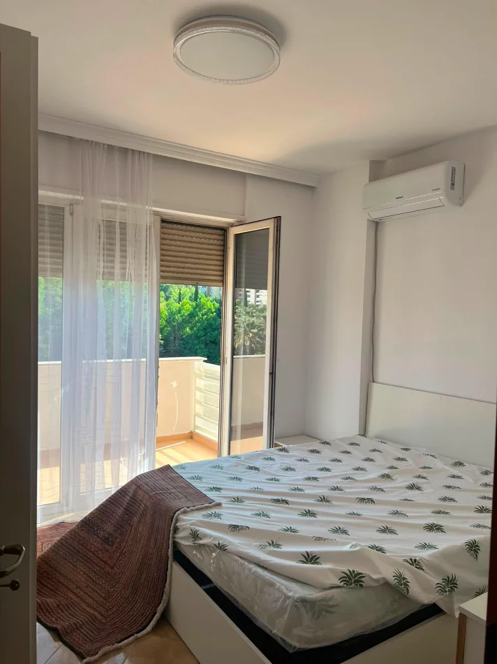 Tirane, jepet me qera apartament 1+1+Ballkon Kati 5, 75 m² 600 € (Komuna e Parisit, Tiranë)