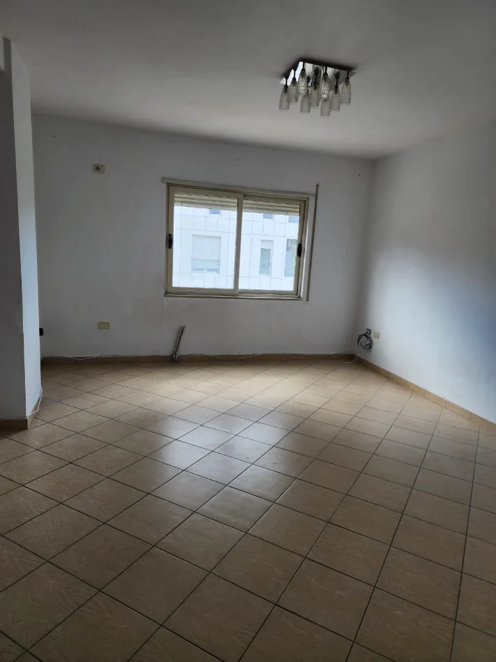 Tirane, jepet me qera zyre Kati 3, 100 m² 550 € (ish stacioni i trenit)