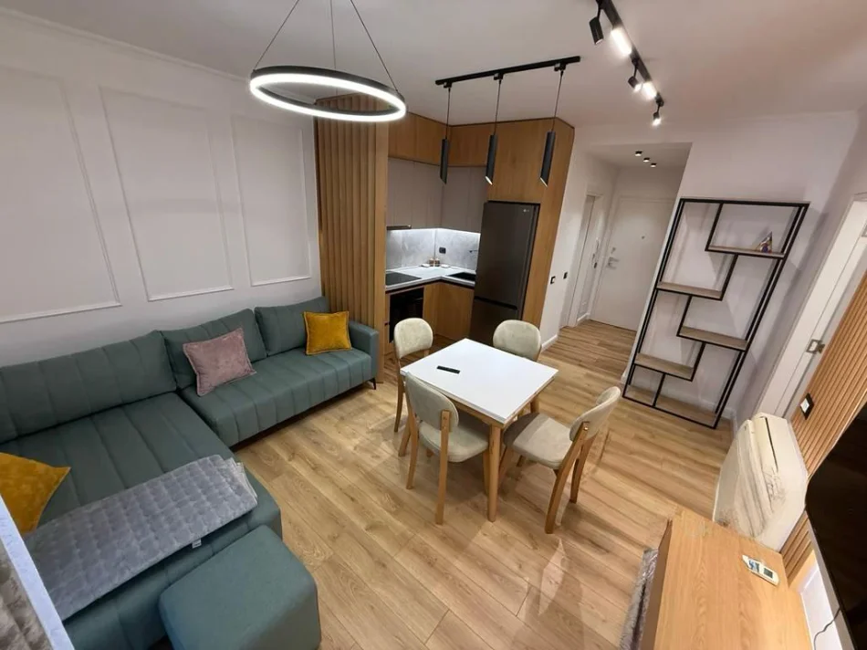 Tirane, jepet me qera apartament 1+1+Ballkon Kati 3, 75 m² 800 € (Rruga e Kavajës)