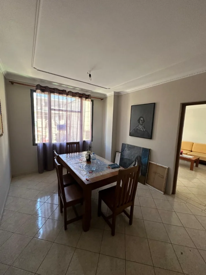 Tirane, jepet me qera apartament 1+1+Ballkon Kati 1, 80 m² 600 € (Rruga Kavajes)