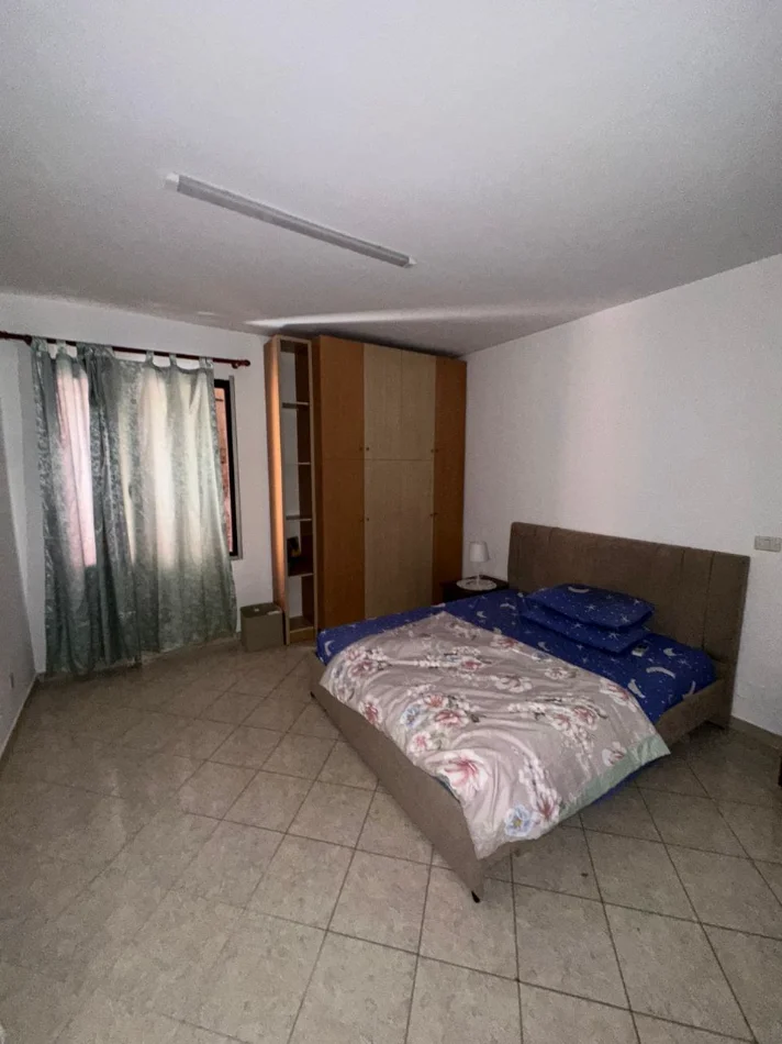 Tirane, jepet me qera apartament 1+1+Ballkon Kati 1, 80 m² 600 € (Rruga Kavajes)