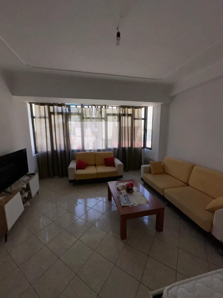Tirane, jepet me qera apartament 1+1+Ballkon Kati 1, 80 m² 600 € (Rruga Kavajes)