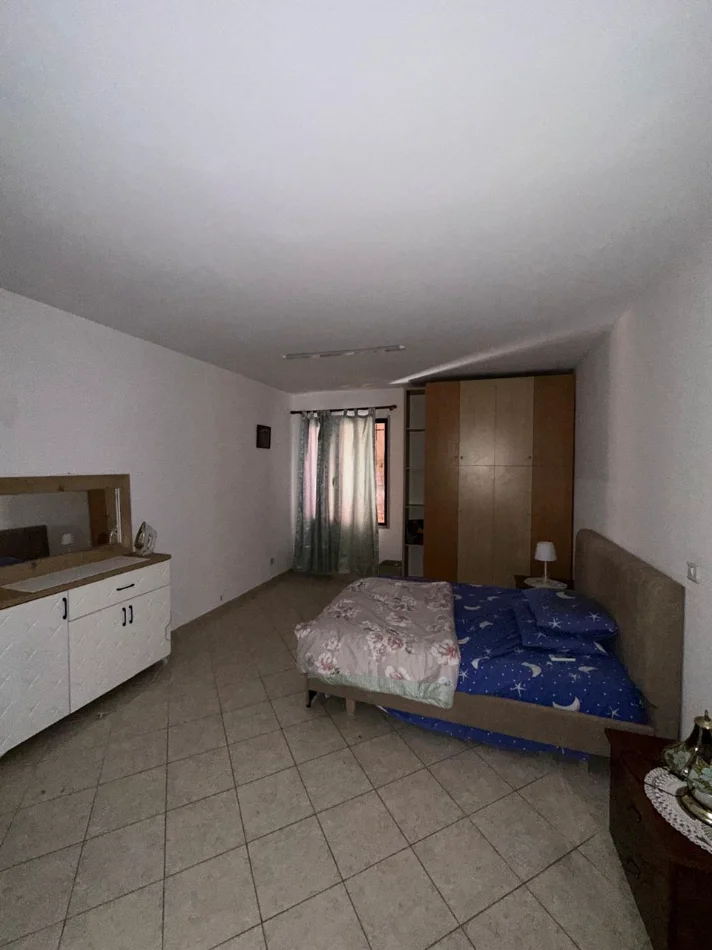 Tirane, jepet me qera apartament 1+1+Ballkon Kati 1, 80 m² 600 € (Rruga Kavajes)