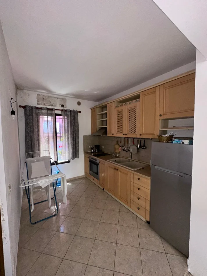 Tirane, jepet me qera apartament 1+1+Ballkon Kati 1, 80 m² 600 € (Rruga Kavajes)