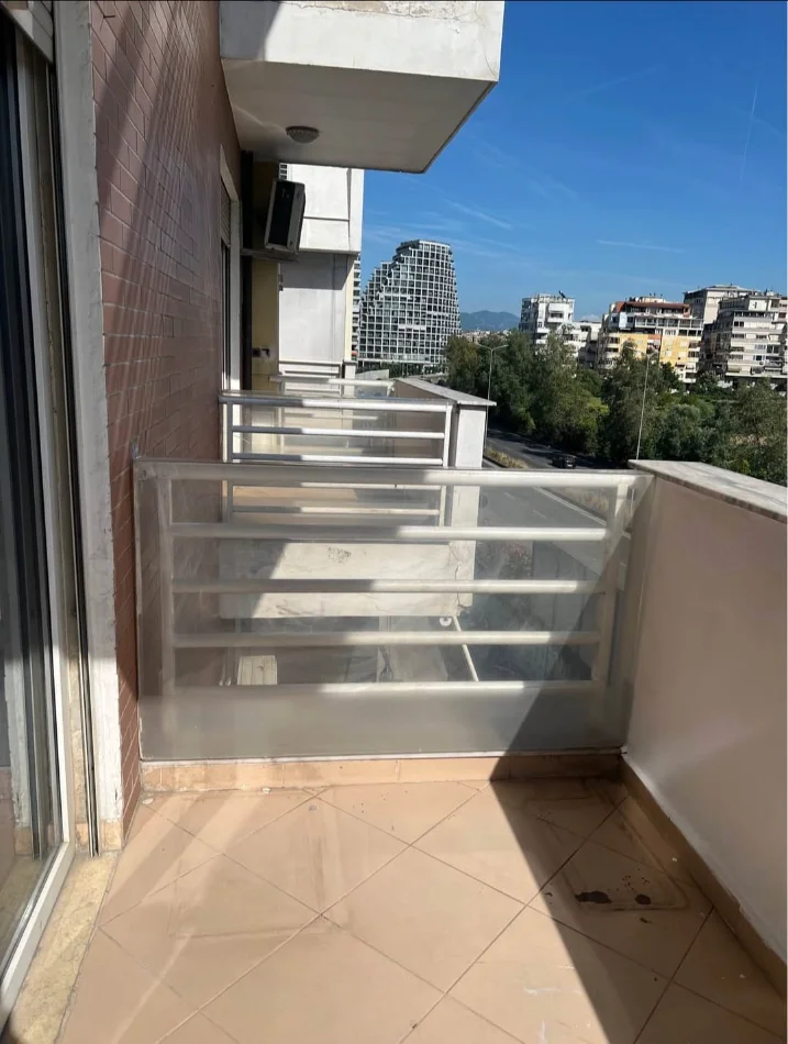 Tirane, jepet me qera apartament 1+1 Kati 5, 630 € (Komuna e Parisit)