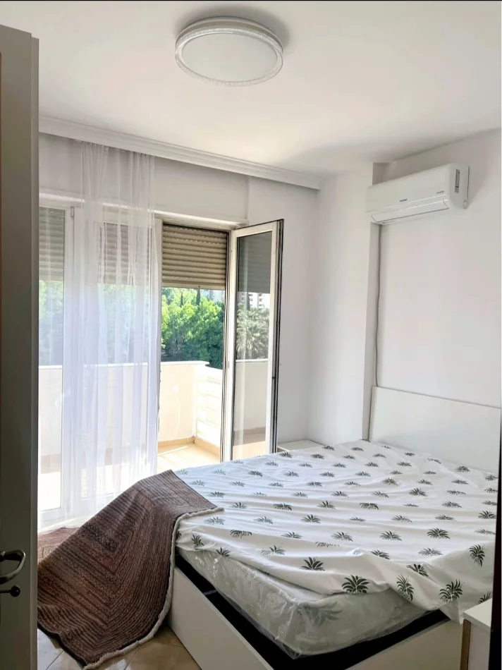 Tirane, jepet me qera apartament 1+1 Kati 5, 630 € (Komuna e Parisit)