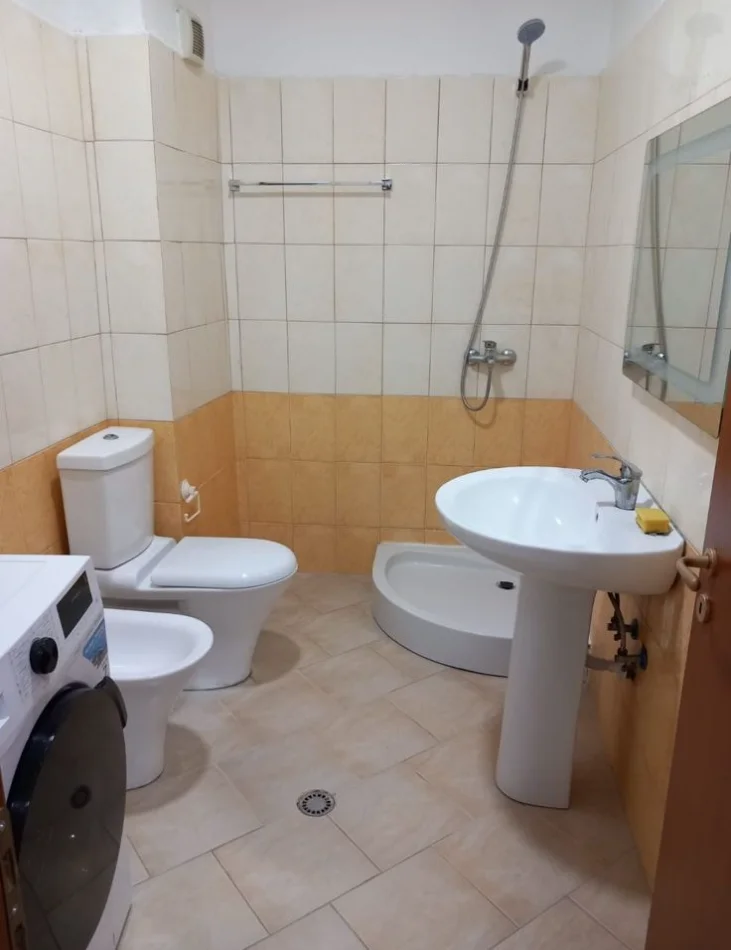 Tirane, jepet me qera apartament 1+1+Ballkon Kati 6, 63 m² 400 € (Yzberisht)