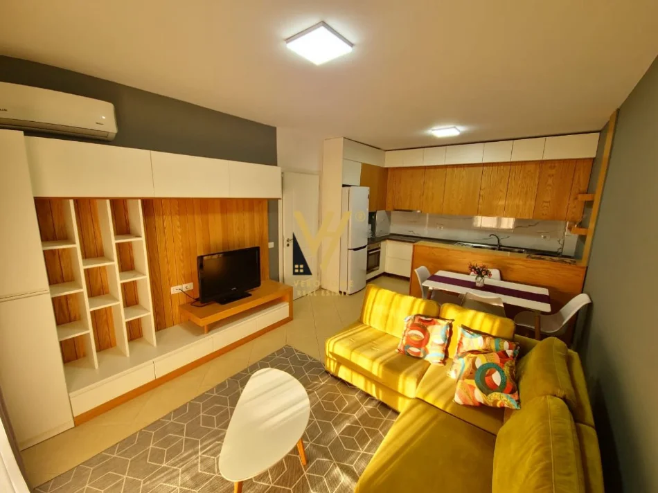 Tirane, jepet me qera apartament 2+1+Ballkon Kati 4, 85 m² 740 € (5 MAJI)