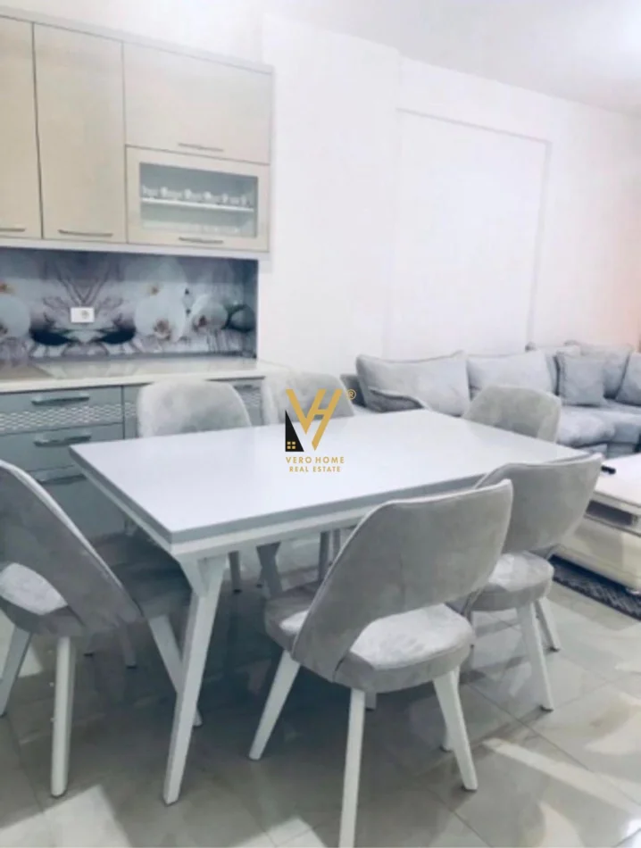 Tirane, jepet me qera apartament 2+1+Ballkon Kati 2, 105 m² 720 € (SELVIA)