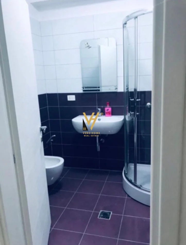 Tirane, jepet me qera apartament 2+1+Ballkon Kati 2, 105 m² 720 € (SELVIA)