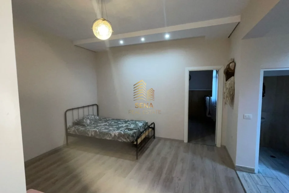 Tirane, jepet me qera apartament 2+1 Kati 1, 80 m² 500 € (Shkolla e Bashkuar)