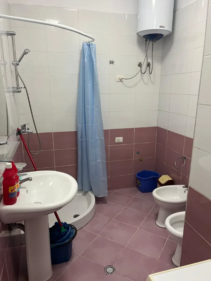 Tirane, jepet me qera garsonier 1+1 Kati 1, 50 m² 350€ (Rruga Naim Frashëri, ne kryqezim me rrugen Xhezmi Delli, (afer 21 Dhjetorit, Tiranë)