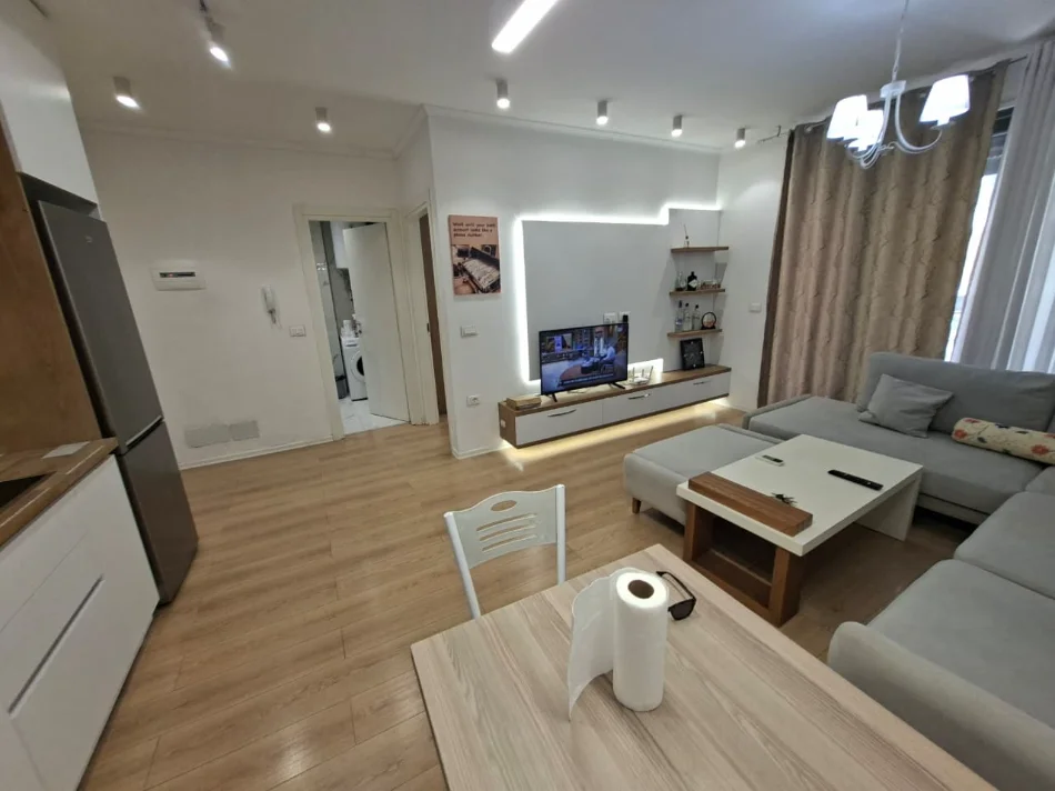 Tirane, jepet me qera apartament 1+1+Ballkon Kati 2, 70 m² 570 € (Don Bosko)