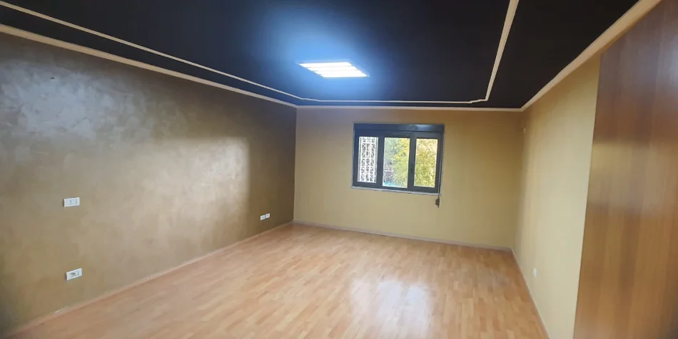 Tirane, jepet me qera ambjent biznesi Kati 3, 160 m² 1.100 € (qender , sheshi skenderbej)